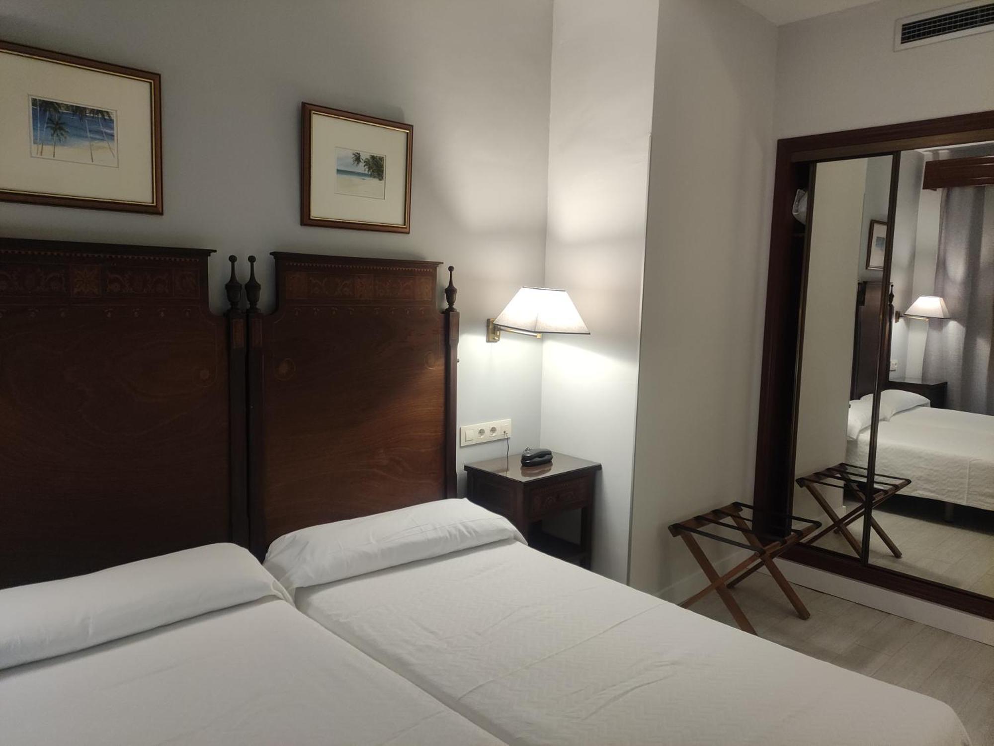 Hotel Iberia Plaza America Caces Eksteriør bilde